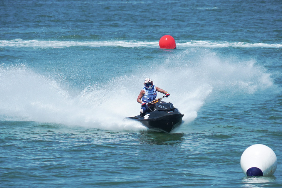 Mỗi đường đua trung bình dài khoảng 1.300m và các tay lái sẽ phải vượt qua 27 phao tiêu mỗi vòng. (Ảnh: Việt Anh/Vietnam+)