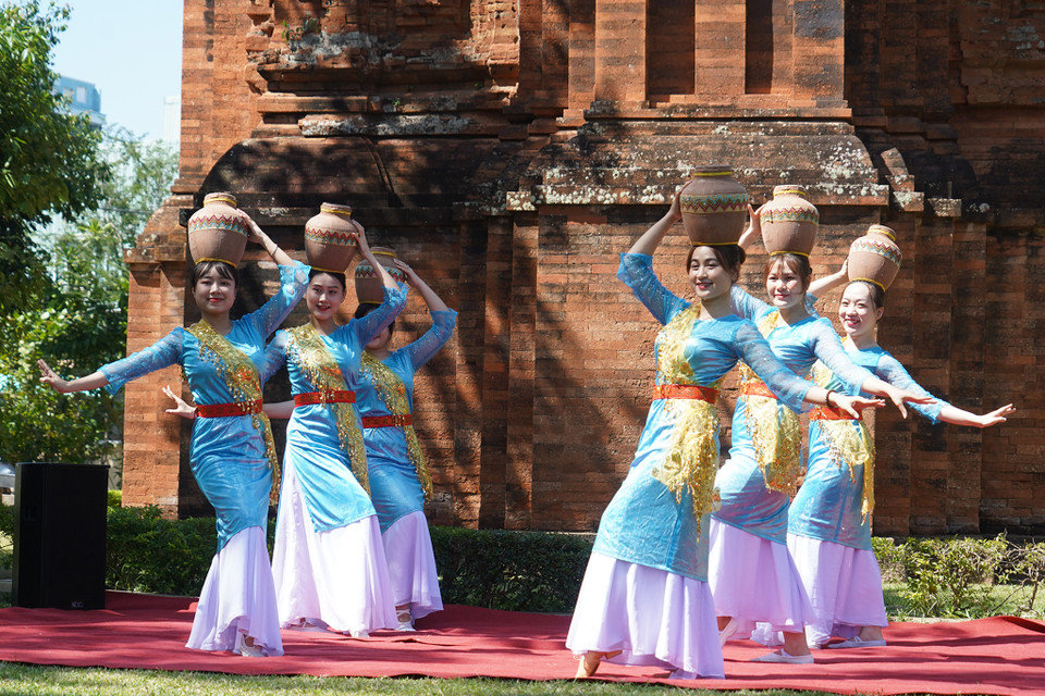 Điệu múa dâng thần linh thể hiện nét uyển chuyển, khéo léo, linh hoạt của các nghệ nhân đồng thời phản ánh đời sống tâm linh phong phú của người Chămpa. (Ảnh: Việt Anh/Vietnam+)