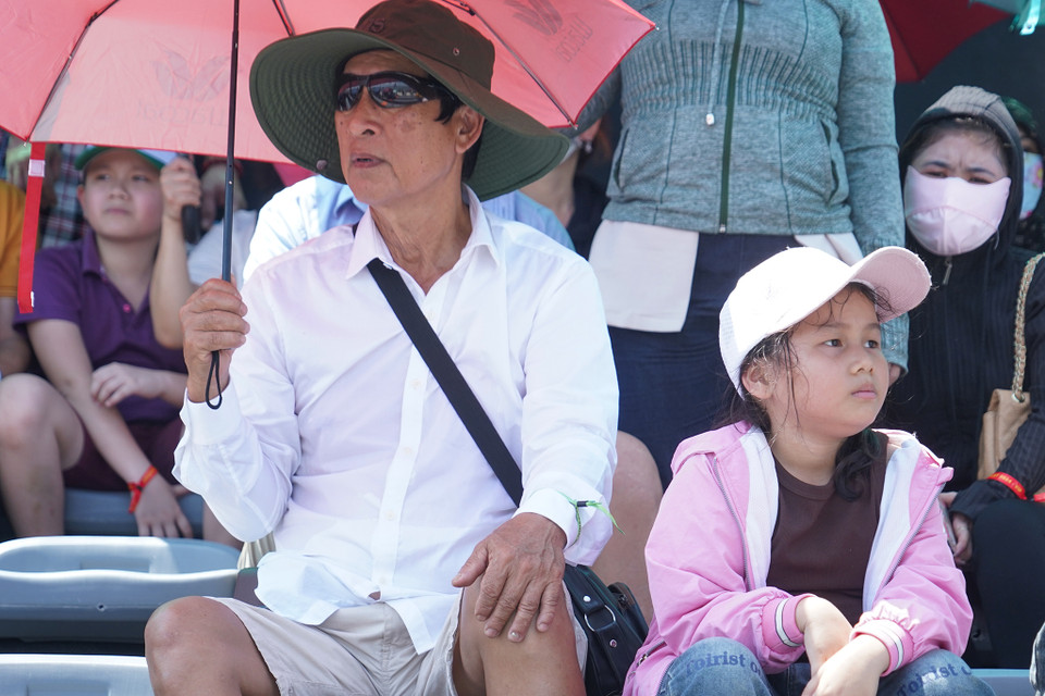 Thời tiết nắng nóng tại Thành phố Biển Bình Định gây nhiều khó khăn cho việc theo dõi và cổ vũ của người hâm mộ. (Ảnh: Việt Anh/Vietnam+)