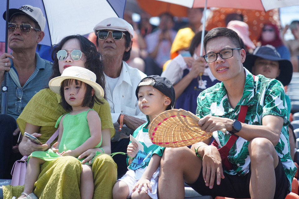 Nhiều gia đình đã có mặt từ sớm để theo dõi những diễn biến trong ngày thi đấu đầu tiên 23/3 của Giải đua môtô nước thế giới (UIM-ABP Aquabike World Championship) 2024 tổ chức tại Vịnh Thị Nại, thành phố Quy Nhơn, tỉnh Bình Định. (Ảnh: Việt Anh/Vietnam+)
