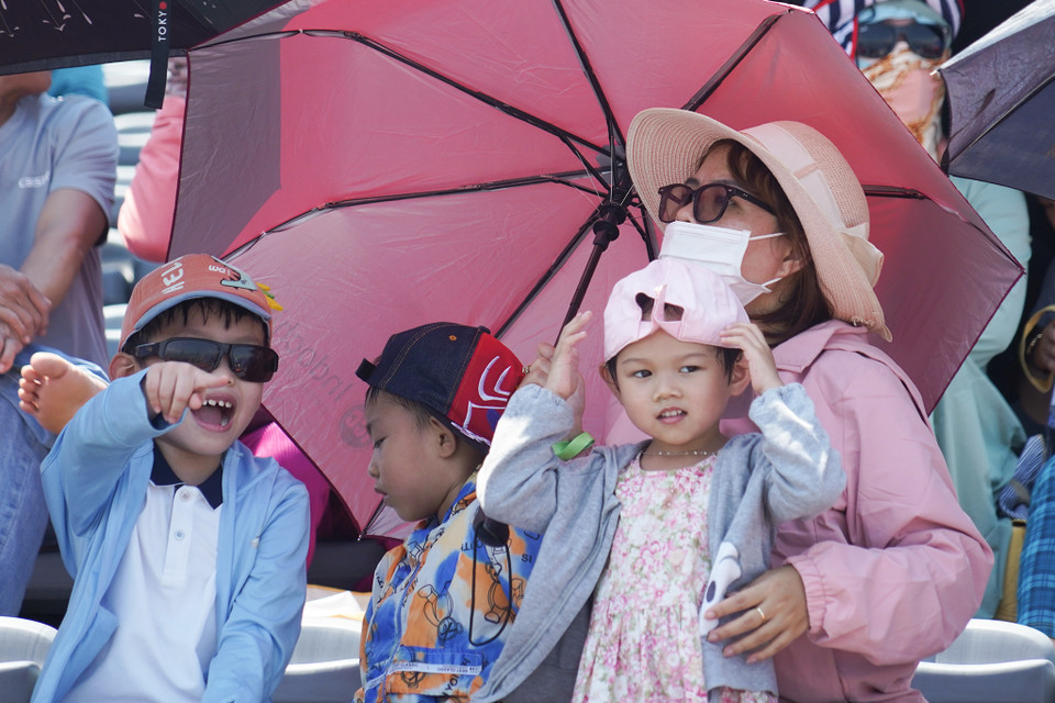 Các khán giả nhỏ tuổi háo hức với những màn trình diễn mãn nhãn trên mặt biển của các vận động viên. (Ảnh: Việt Anh/Vietnam+)