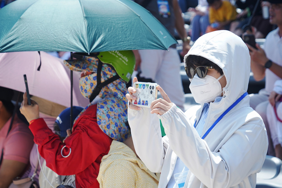 Kính râm là công cụ chống chói hữu hiệu của các cổ động viên. (Ảnh: Việt Anh/Vietnam+)