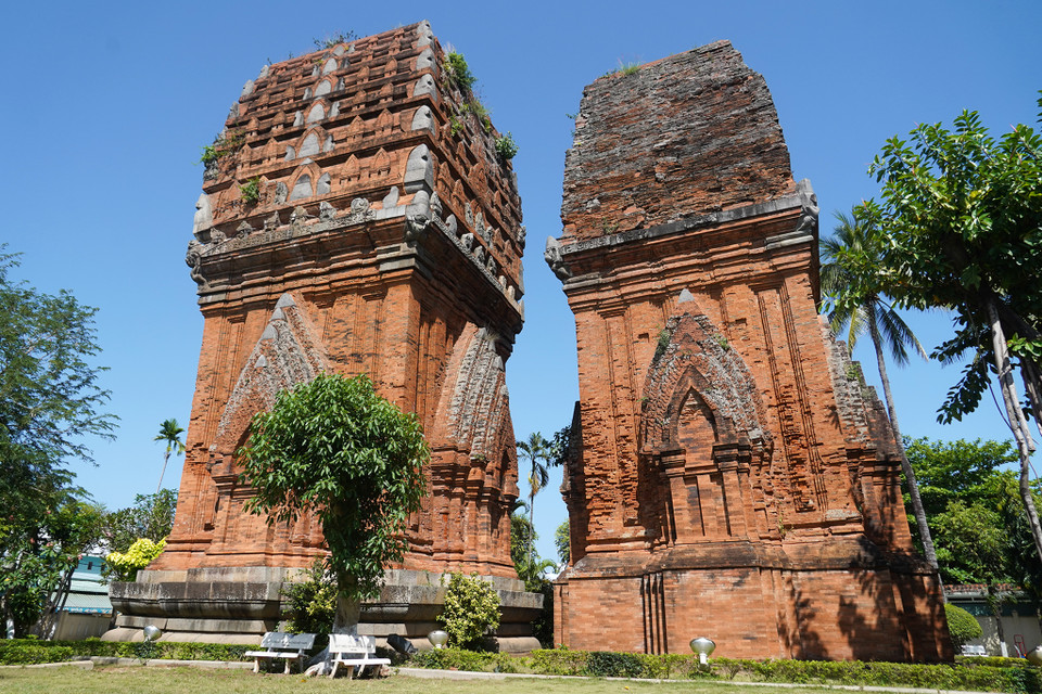 Tháp Đôi, hay còn có tên là Tháp Hưng Thạnh (vùng đất Hưng Thạnh nay thuộc phường Đống Đa, thành phố Quy Nhơn, tỉnh Bình Định), là công trình kiến trúc độc đáo gồm hai tháp, được xây dựng vào khoảng cuối thế kỷ XII-đầu thế kỷ XIII. (Ảnh: Việt Anh/Vietnam+)