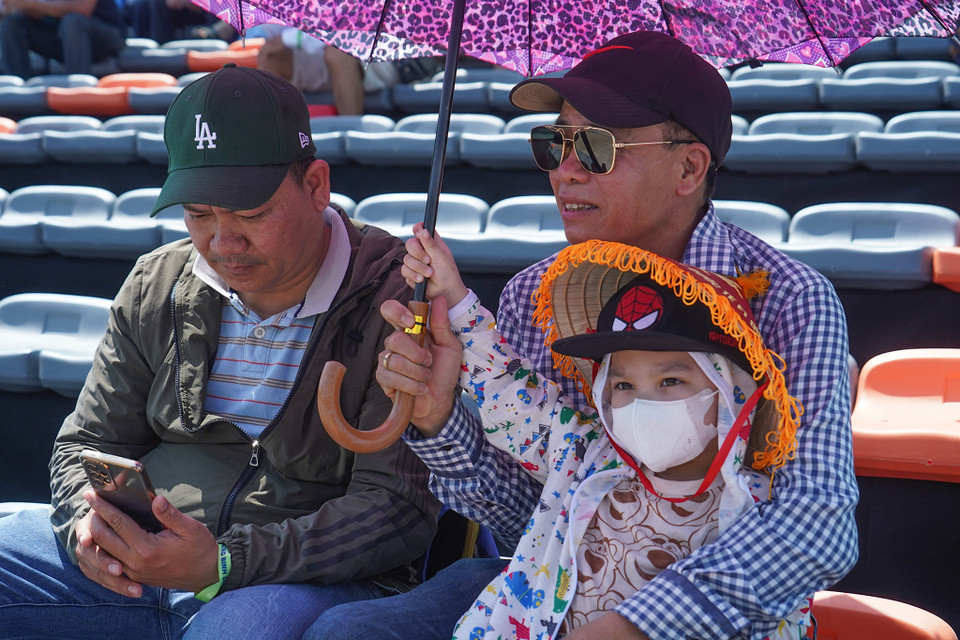 Anh Đỗ Trọng Hà (59 tuổi, quê Bình Định) cùng con trai và cháu nội háo hức đến theo dõi Giải đua môtô nước lần đầu tiên được tổ chức tại Việt Nam: 'Do làm công việc liên quan đến sông nước (tại bến cảng) nên biết thông tin giải đua được tổ chức tại Bình Định là tôi di chuyển từ miền Tây về đây ngay để theo dõi'. (Ảnh: Việt Anh/Vietnam+)