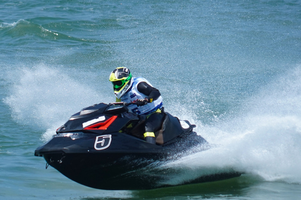 Nhiều tay đua đánh giá Vịnh Thị Nại là địa điểm lý tưởng để tổ chức đua môtô nước tốc độ cao (Ảnh: Việt Anh/Vietnam+)