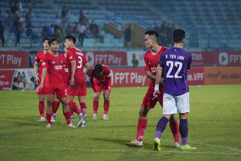 Bất lực trong việc xuyên thủng hàng phòng ngự của Thể Công, Tiến Linh và các đồng đội chấp nhận "trắng tay" rời sân Hàng Đẫy. (Ảnh: Việt Anh/Vietnam+)
