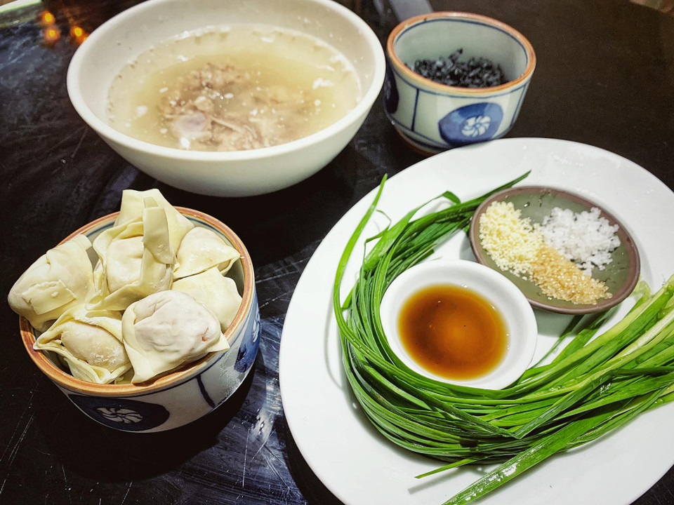 Ngoài các nguyên liệu trên thì không thể thiếu bát nước xương để món canh có vị ngọt thanh. (Ảnh: Mai Mai/Vietnam+)