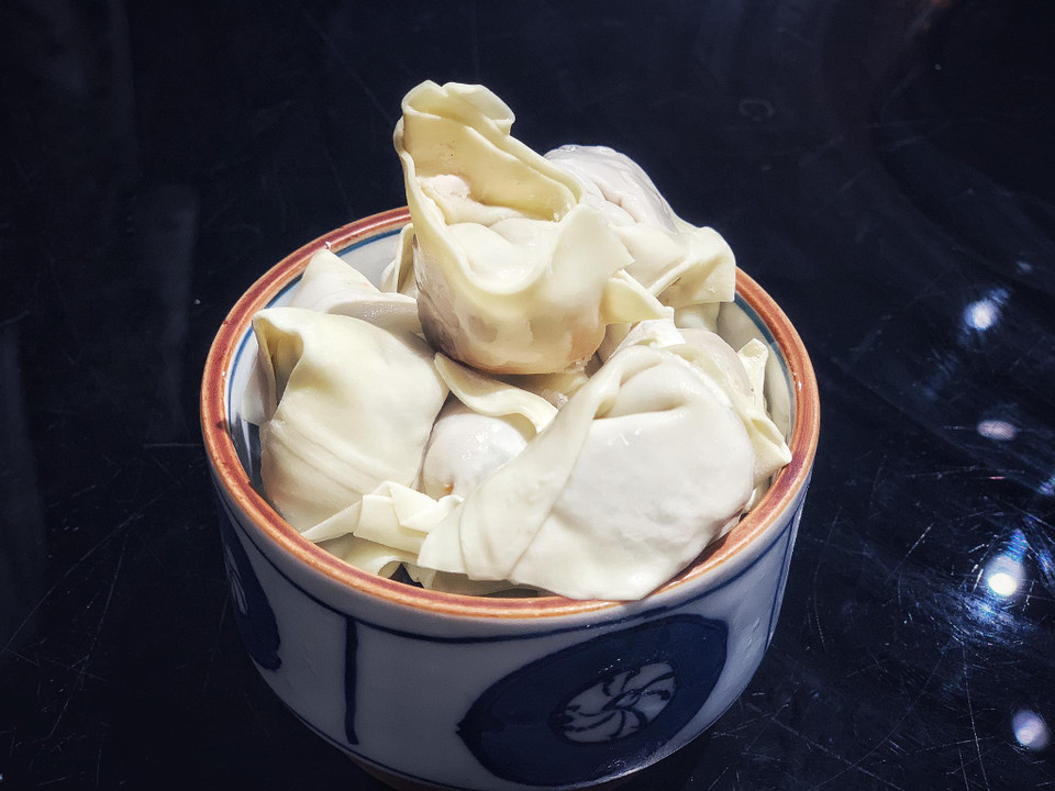 Nguyên liệu trong món ăn này không thể thiếu là sủi cảo. Bạn có thể làm sủi cảo tôm thịt hoặc sủi cảo thịt... (Ảnh: Mai Mai/Vietnam+)