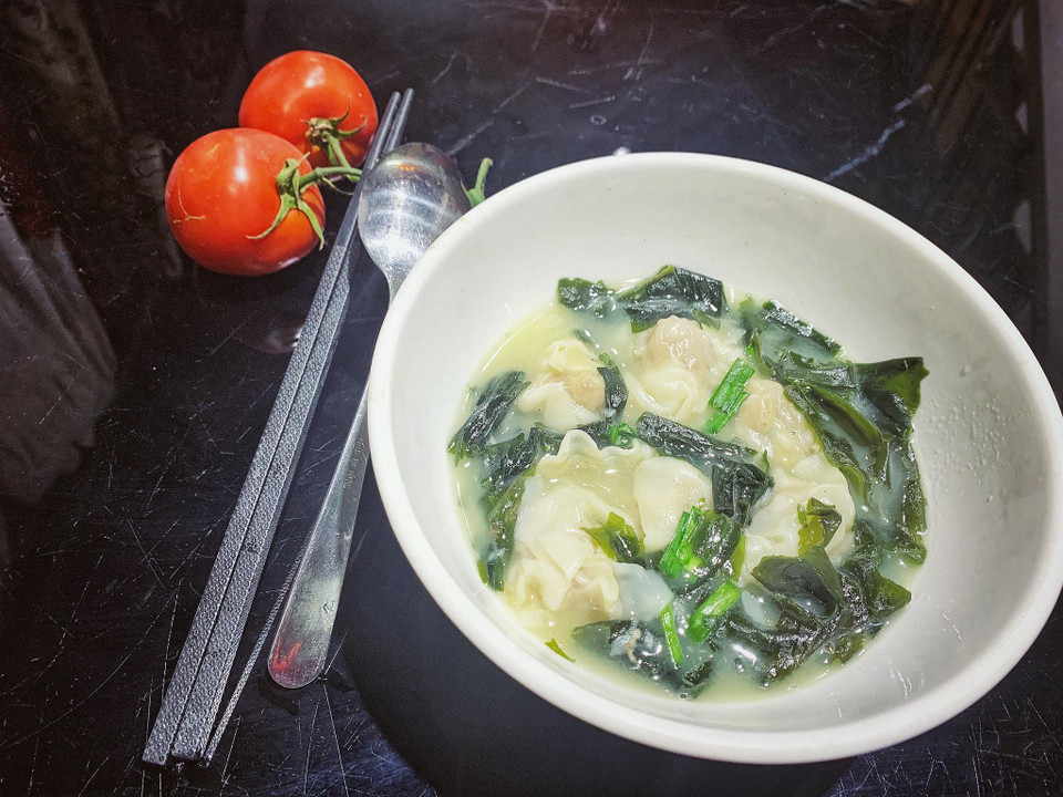 Múc ra bát và thưởng thức. (Ảnh: Mai Mai/Vietnam+)