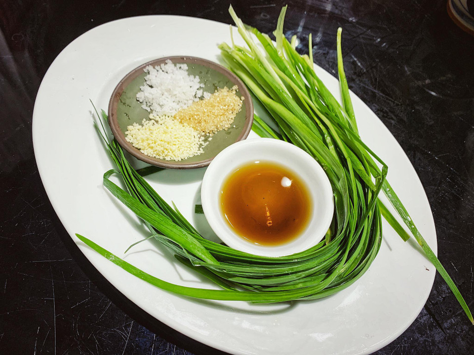 Các gia vị cho món ăn: hạt nêm, muối, đường, mắm, hẹ. (Ảnh: Mai Mai/Vietnam+)