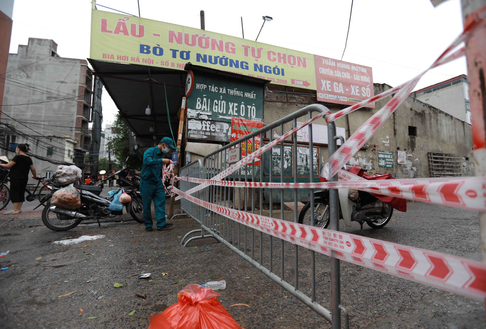 Lập rào chốt tại đường ra, vào khu vực chợ Phùng Khoang. (Ảnh: Vũ Sinh/TTXVN)