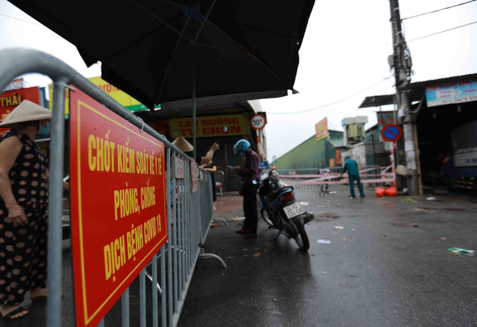 Ban Chỉ đạo phòng, chống COVID-19 quận Nam Từ Liêm lập rào chốt tại đường ra, vào khu vực chợ Phùng Khoang. (Ảnh: Vũ Sinh/TTXVN)