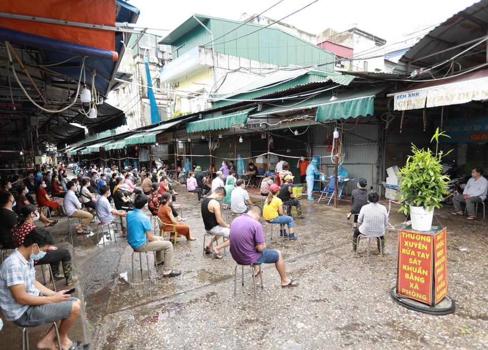 Các tiểu thương tại chợ Phùng Khoang chờ lấy mẫu xét nghiệm. (Ảnh: Vũ Sinh/TTXVN)
