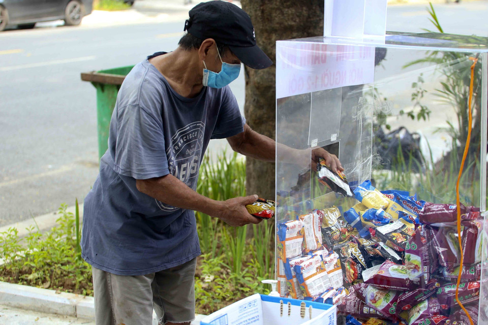 Tại số 66B Trần Hưng Đạo (Hoàn Kiếm, Hà Nội) có đặt 1 điểm phát đồ ăn miễn phí cho những người dân có hoàn cảnh khó khăn đến lấy. (Ảnh: Tuấn Đức/TTXVN)
