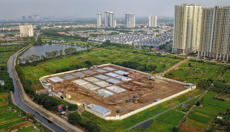 Bệnh viện dã chiến điều trị bệnh nhân COVID-19 nặng và nguy kịch với quy mô 500 giường đang được khẩn trương xây dựng tại ngõ 587 Tam Trinh, phường Yên Sở, quận Hoàng Mai theo chỉ đạo của Bộ Y tế và thành phố Hà Nội. Dự kiến, công trình sẽ hoàn thành vào ngày 25/8. (Ảnh: Thành Đạt/TTXVN)