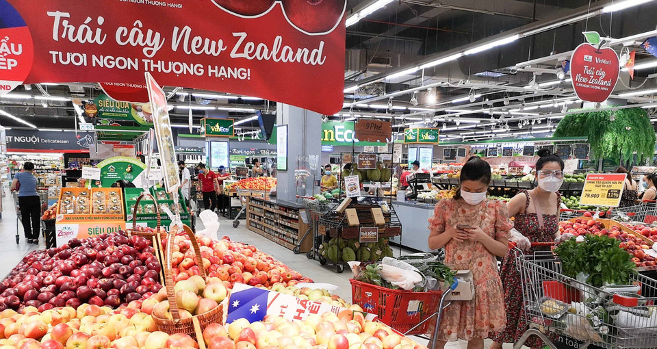 Trên địa bàn thành phố hiện có hơn 8.000 điểm cung ứng hàng hóa thiết yếu (bao gồm siêu thị, cửa hàng tiện lợi, tạp hóa) và 455 chợ truyền thống đang hoạt động để đáp ứng nhu cầu của người dân. (Ảnh: TTXVN)