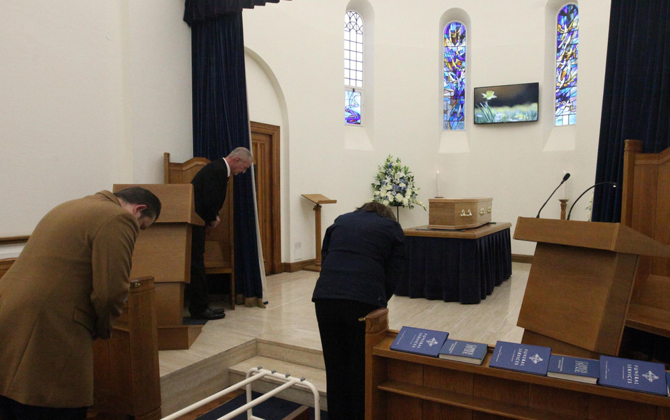 Thi thể các nạn nhân được quàn và chuẩn bị hỏa thiêu tại Đài hóa thân hoàn vũ South West Middlesex, London. (Ảnh: Nhóm PV TTXVN tại Anh)