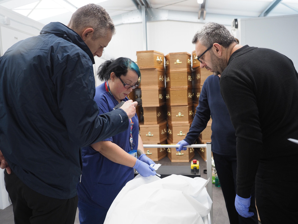 Chiều 28/11 (theo giờ địa phương), đại diện các cơ quan chức năng Việt Nam tại Anh đã hoàn tất công việc tiếp nhận bàn giao thi thể của 39 nạn nhân người Việt Nam. Trong ảnh: Thi thể các nạn nhân được kiểm tra, đối chiếu trước khi vận chuyển về Việt Nam. (Ảnh: Nhóm PV TTXVN tại Anh)