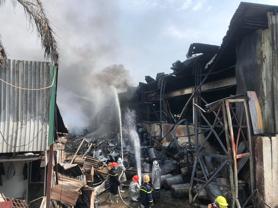 Lực lượng chữa cháy phun nước dập lửa. (Ảnh: TTXVN)