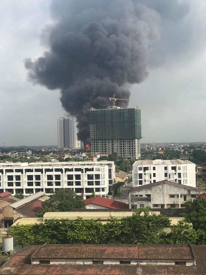 Vị trí cháy nằm trong khu vực kho hàng thuộc cảng Đức Giang, khu vực đông dân cư và các kho hàng hóa chất xăng dầu thuộc phường Đức Giang. (Nguồn: CTV/Vietnam+)