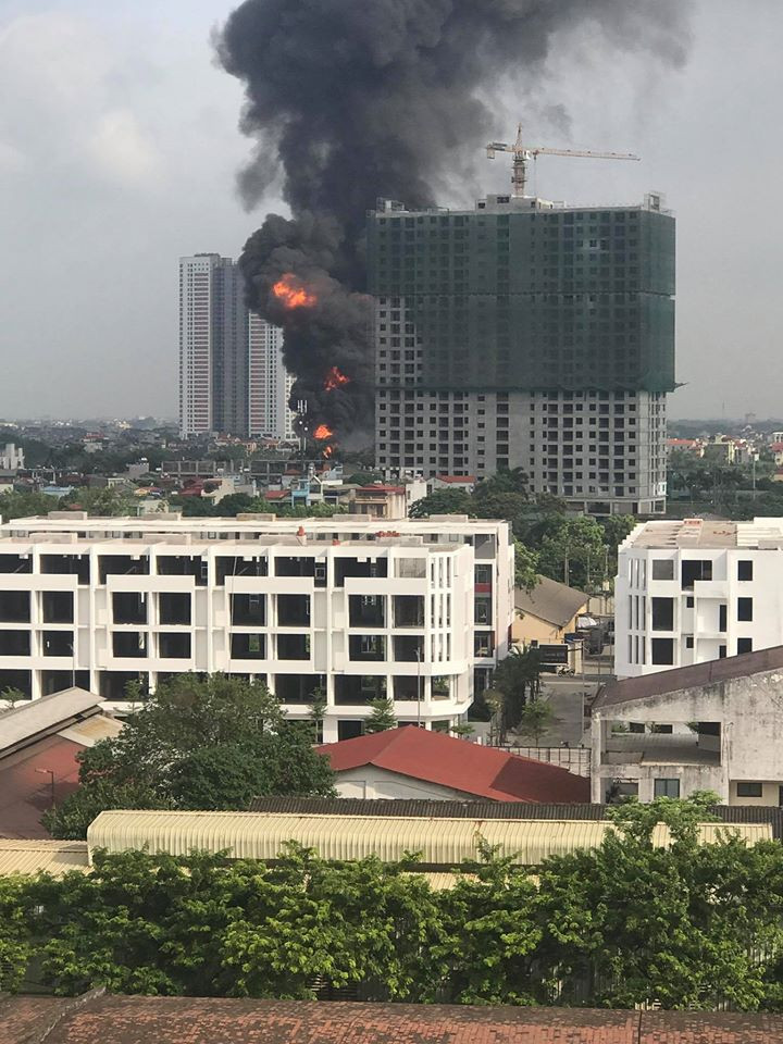 Theo một số nhân chứng, đám cháy bùng phát vào khoảng 7 giờ 45 phút. Lực lượng cứu hỏa đã nhanh chóng tiếp cận hiện trường. (Nguồn: CTV/Vietnam+)