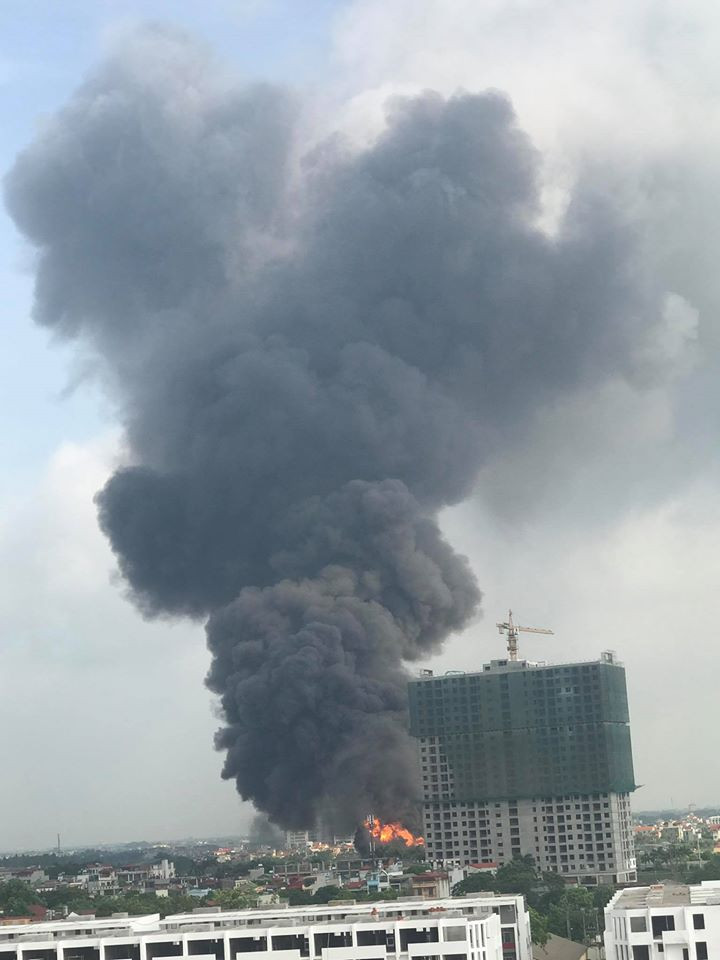  Lực lượng chức năng có mặt kịp thời để chữa cháy và phân luồng giao thông.(Nguồn: CTV/Vietnam+)