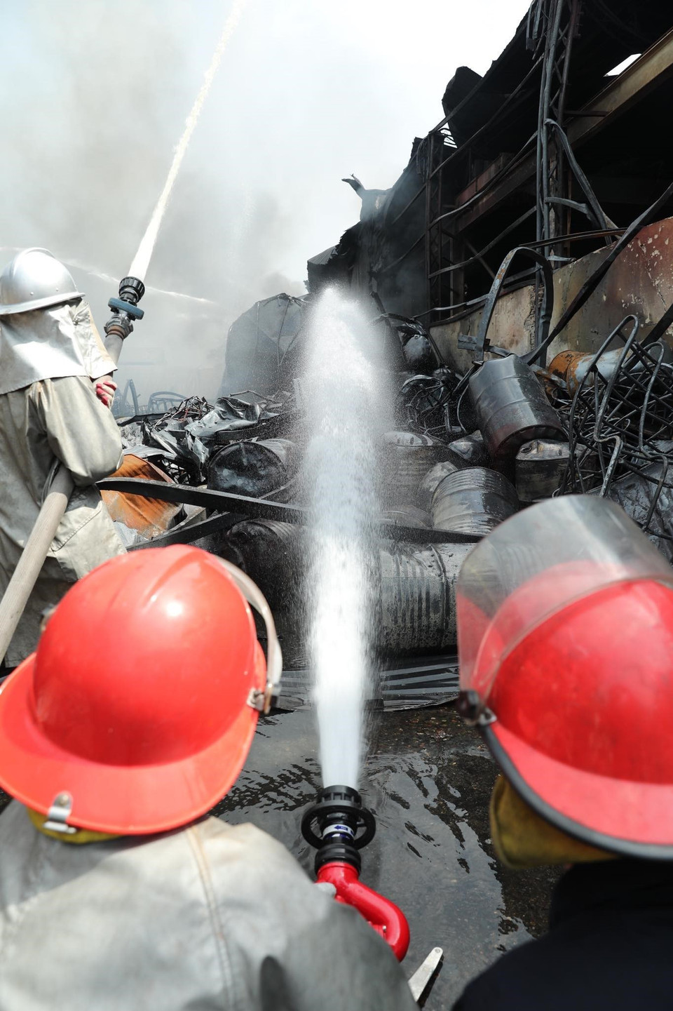 Lực lượng chức năng tiếp cận hiện trường, tích cực chữa cháy. (Ảnh: Nhật Anh/TTXVN)