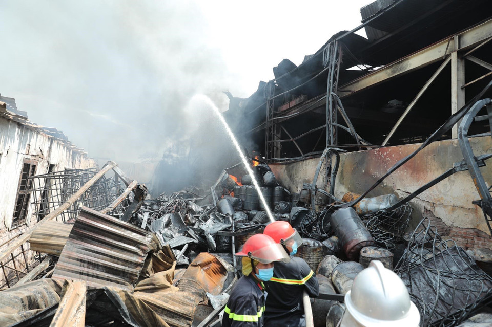 Lực lượng chữa cháy phun nước dập lửa. (Ảnh: Nhật Anh/TTXVN)