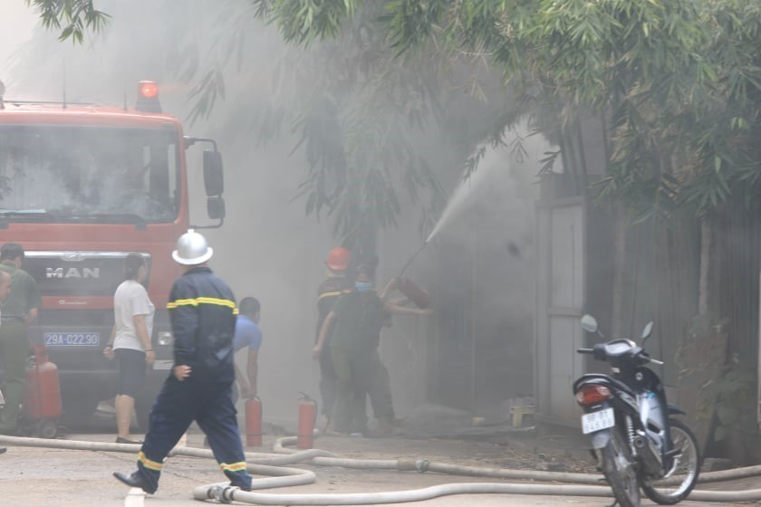 Lực lượng chữa cháy phun nước dập lửa. (Ảnh: Nhật Anh/TTXVN)