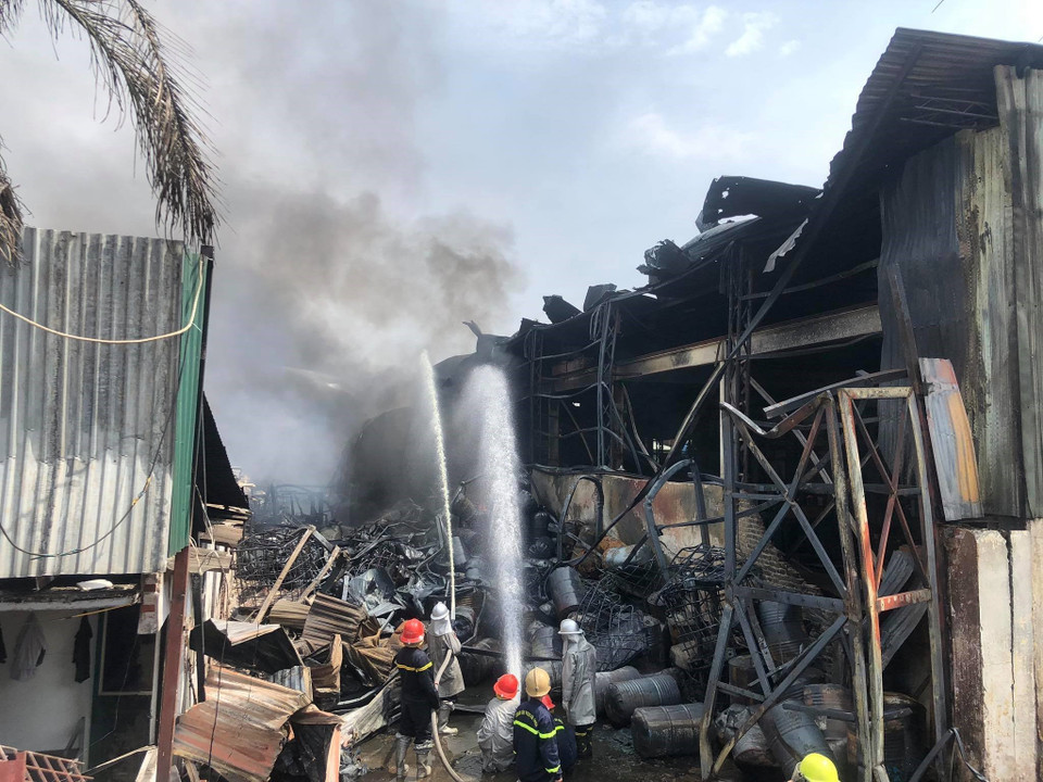 Lực lượng chữa cháy phun nước dập lửa. (Ảnh: Nhật Anh/TTXVN)