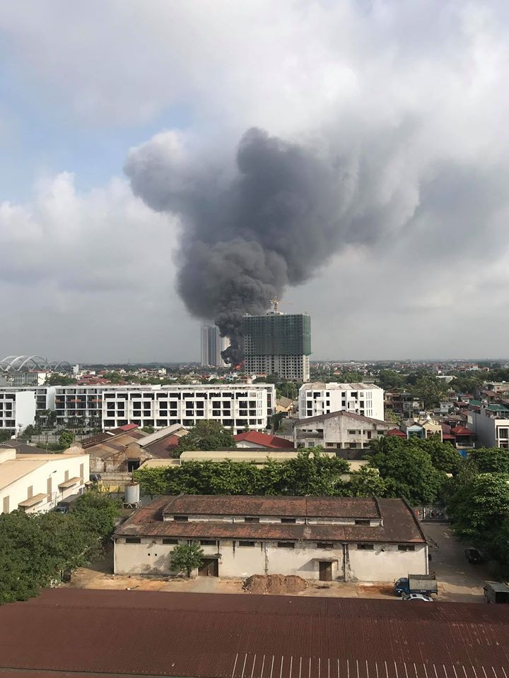 Đến khoảng 8 giờ 30, đám cháy cơ bản đã được khống chế.(Nguồn: CTV/Vietnam+)