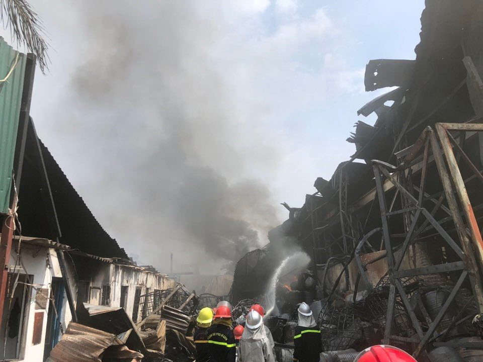 Lực lượng chữa cháy phun nước dập lửa. (Ảnh: TTXVN)