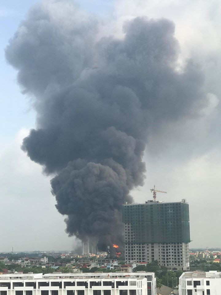 Hiện cơ quan chức năng đang phối hợp làm rõ nguyên nhân, xác định thiệt hại của vụ hỏa hoạn. (Nguồn: CTV/Vietnam+)