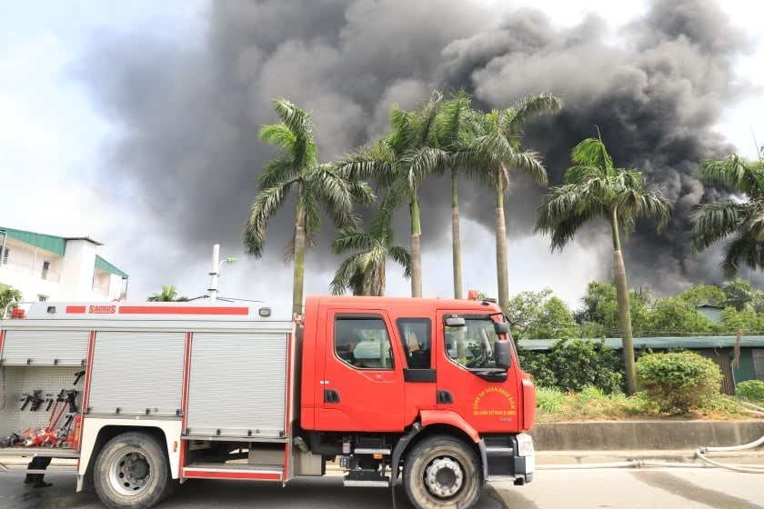  Xe chữa cháy tại hiện trường vụ cháy. (Ảnh: TTXVN)