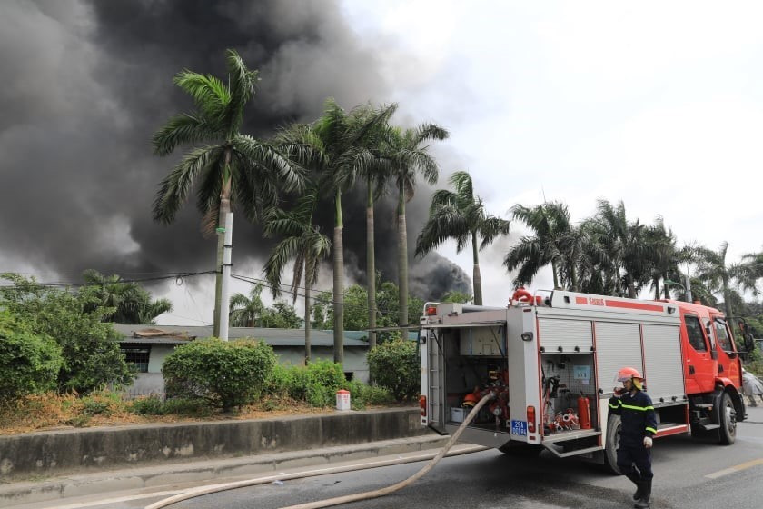  Cảnh sát phòng cháy, chữa cháy tại hiện trường vụ cháy. (Ảnh: TTXVN)