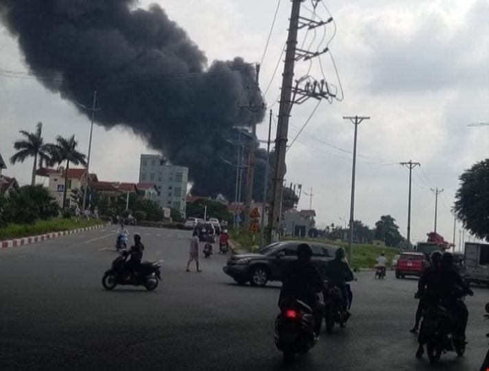 Cột khói bốc cao hàng chục mét. (Ảnh TTXVN)