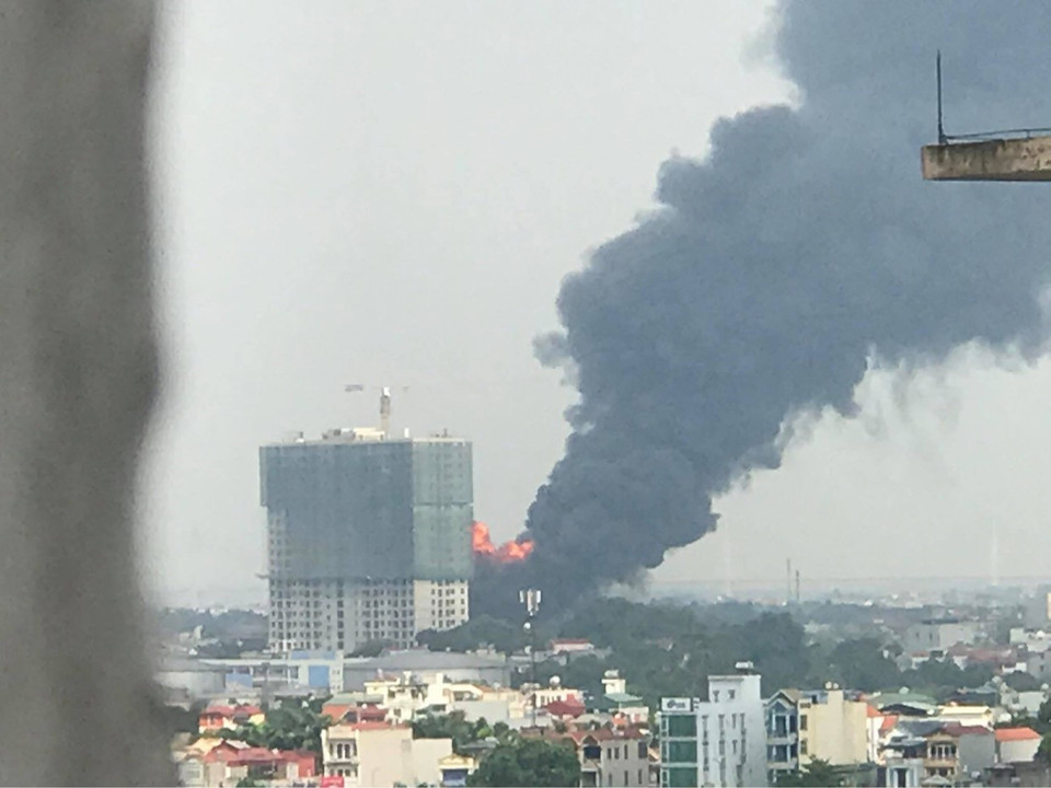 Cột khói đen lớn bốc lên từ đám cháy. (Nguồn: TTXVN)