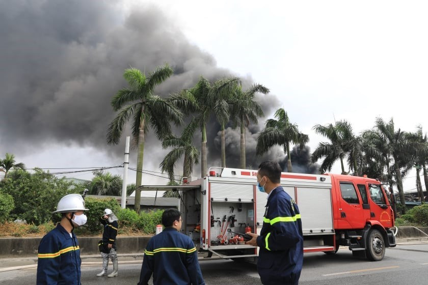  Cảnh sát phòng cháy, chữa cháy tại hiện trường vụ cháy. (Ảnh: TTXVN)
