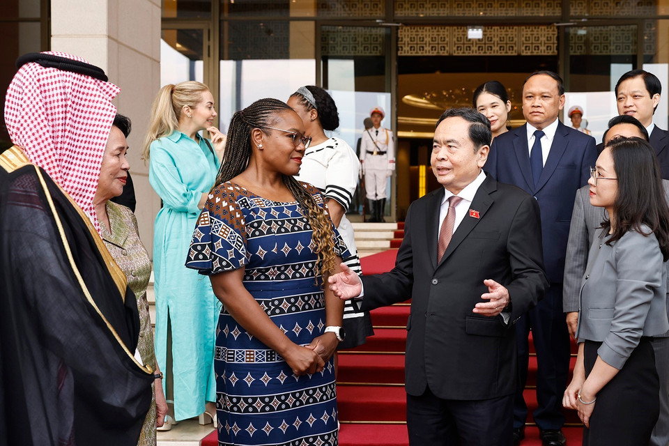 Chủ tịch Quốc hội Trần Thanh Mẫn với đại biểu. (Ảnh: Doãn Tấn/TTXVN)