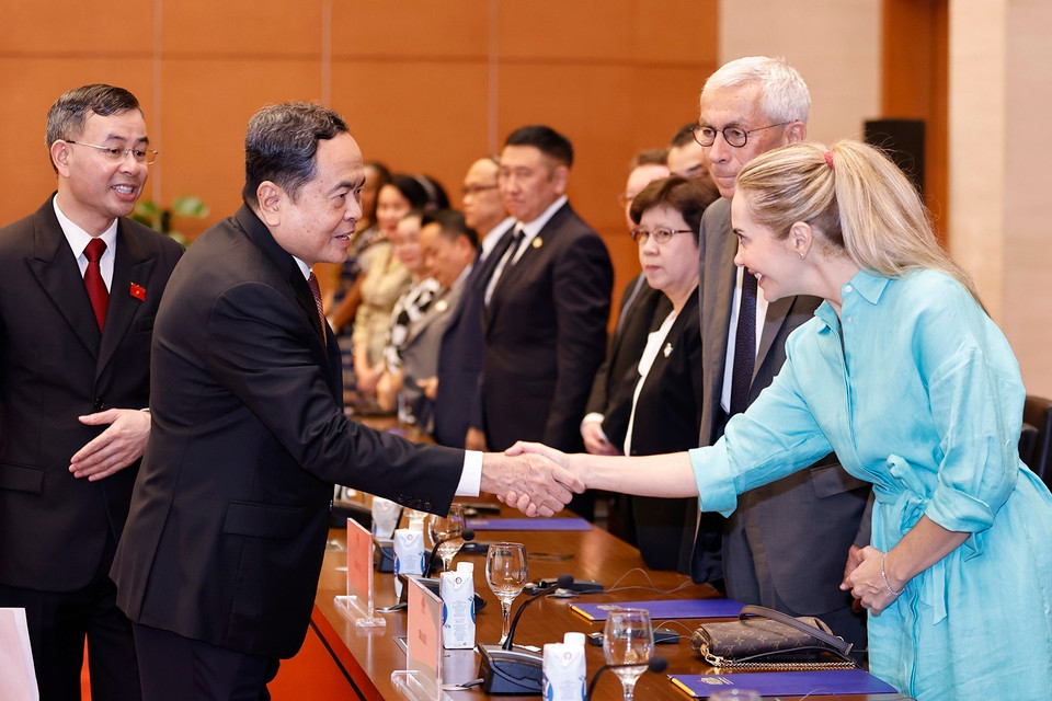 Chủ tịch Quốc hội Trần Thanh Mẫn với đại biểu. (Ảnh: Doãn Tấn/TTXVN)