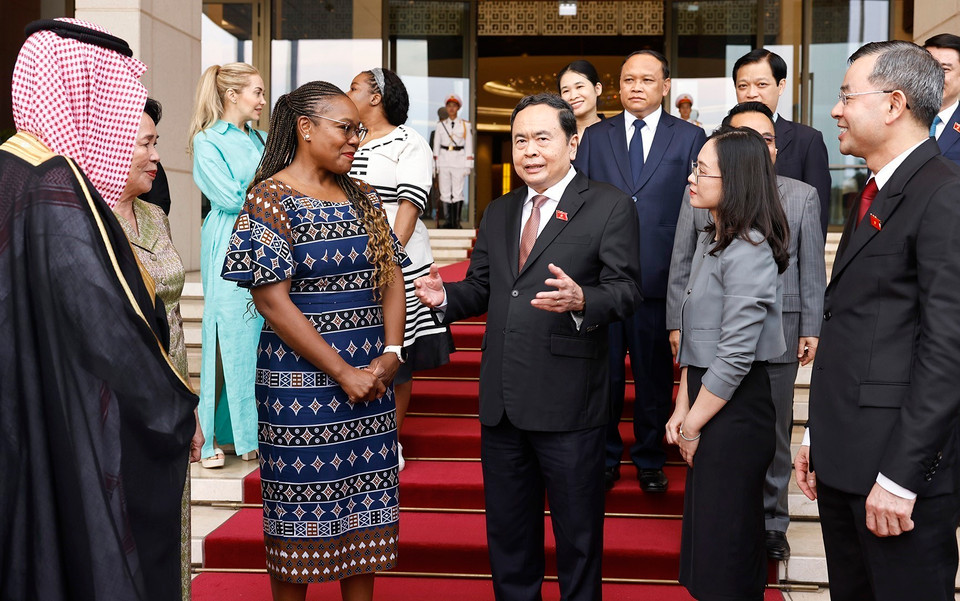 Chủ tịch Quốc hội Trần Thanh Mẫn với đại biểu. (Ảnh: Doãn Tấn/TTXVN)