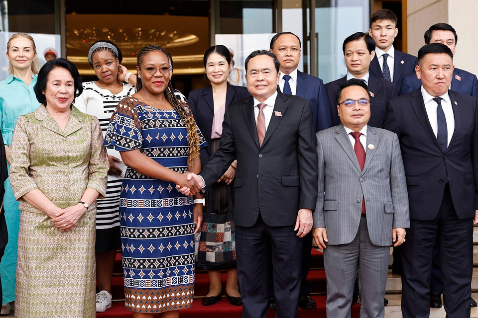 Chủ tịch Quốc hội Trần Thanh Mẫn với đại biểu. (Ảnh: Doãn Tấn/TTXVN)