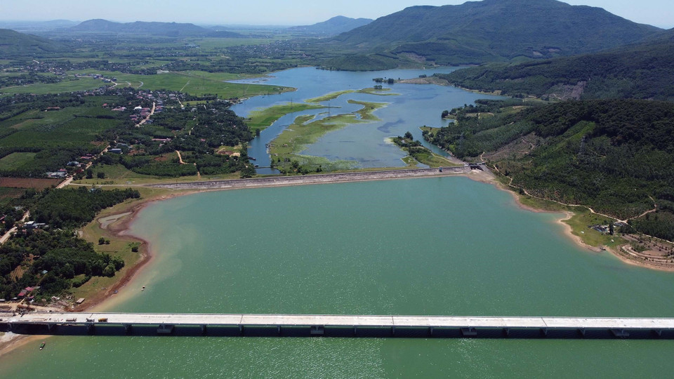 Cầu vượt hồ Yên Mỹ có chiều dài 1km trên tuyến cao tốc Quốc lộ 45-Nghi Sơn. (Ảnh: Huy Hùng/TTXVN)