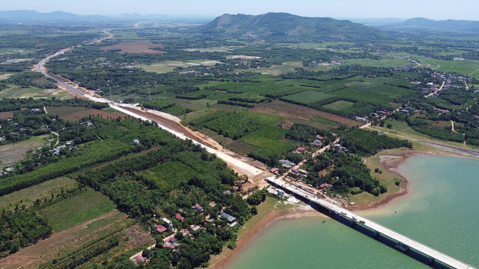 Đoạn cao tốc Quốc lộ 45-Nghi Sơn có 18 cây cầu. (Ảnh: Huy Hùng/TTXVN)