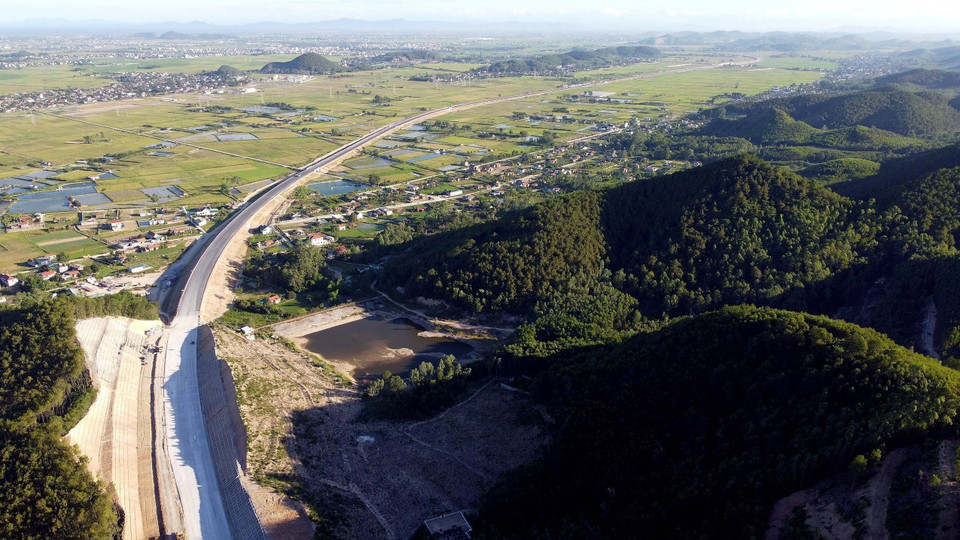 Cao tốc Nghi Sơn-Diễn Châu dài 50km, rộng 17m, 4 làn xe, tốc độ tối đa 80km/h. (Ảnh: Huy Hùng/TTXVN)