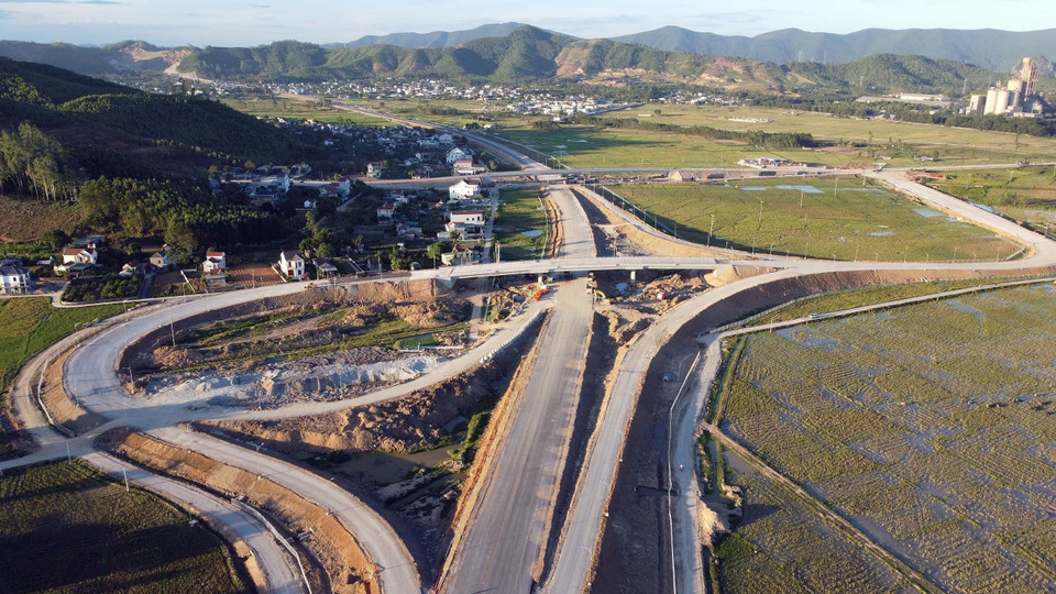 Nút giao Quỳnh Vinh-km 389+970 kết nối với Quốc lộ 48D (Nghệ An) trên tuyến cao tốc Nghi Sơn-Diễn Châu. (Ảnh: Huy Hùng/TTXVN)