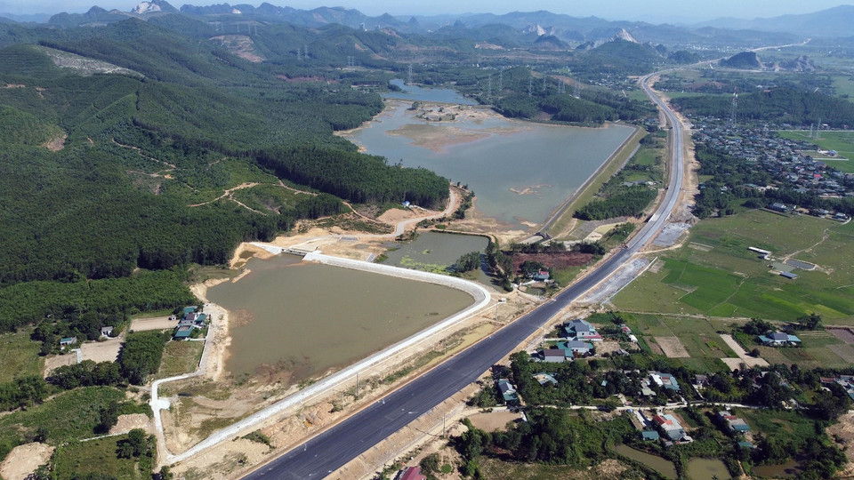 Tuyến cao tốc Nghi Sơn-Diễn Châu có chiều dài 50km với tổng mức đầu tư hơn 7.293 tỷ đồng. (Ảnh: Huy Hùng/TTXVN)