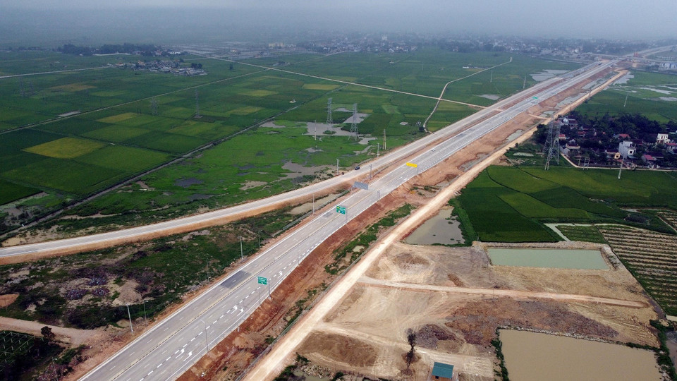 Đoạn tuyến từ nút giao Đông Xuân đến cuối tuyến dài 9,7km của dự án thành phần đoạn Mai Sơn-Quốc lộ 45 được đưa vào khai thác dịp 2/9. (Ảnh: Huy Hùng/TTXVN)