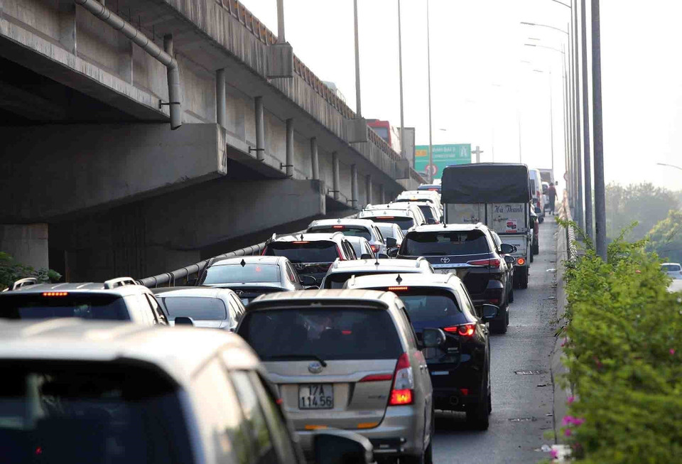 Ngày 1/9 - ngày đầu tiên của kỳ nghỉ lễ Quốc khánh 2/9, từ sáng sớm, rất đông phương tiện đã đổ dồn lên đường Vành đai 3 trên cao để ra khỏi Thủ đô khiến tuyến đường này ùn tắc kéo dài tới 10km. (Ảnh: Phạm Kiên/TTXVN)