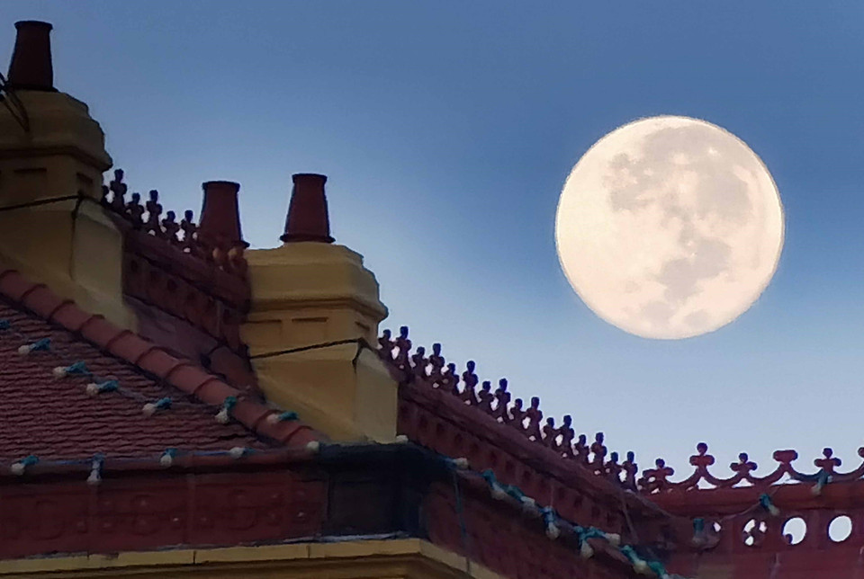 Một sớm thu thật lạ khi được ngắm trăng cùng lúc với đón ánh bình minh trên Quảng trường Ba Đình lịch sử. (Ảnh: Thanh Tùng/TTXVN)